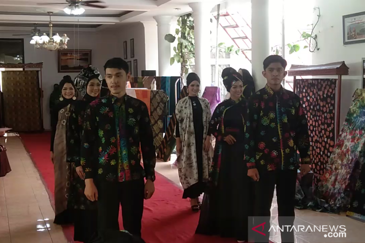 Bupati Pesisir Selatan luncurkan batik motif COVID-19 (Video)