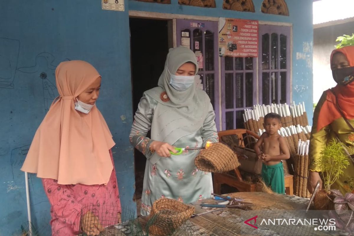 Dekranasda Pariaman dorong IKM pot bunga sabut kelapa rekrut warga jadi tenaga kerja