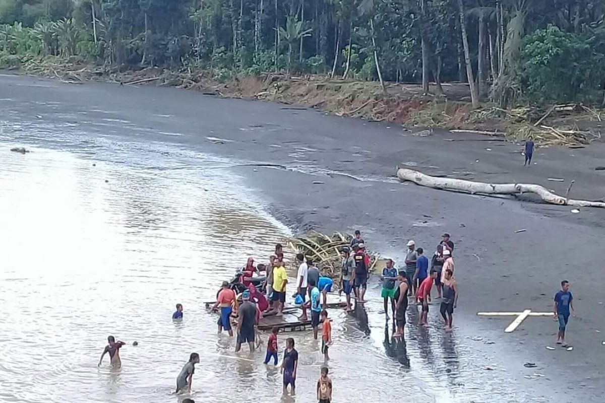 Warga buat rakit bantu masyarakat seberangi sungai Tiabo di Halmahera Utara