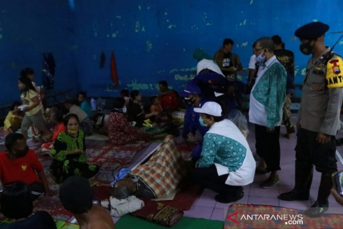 Seratusan warga Pekalongan korban banjir mengungsi