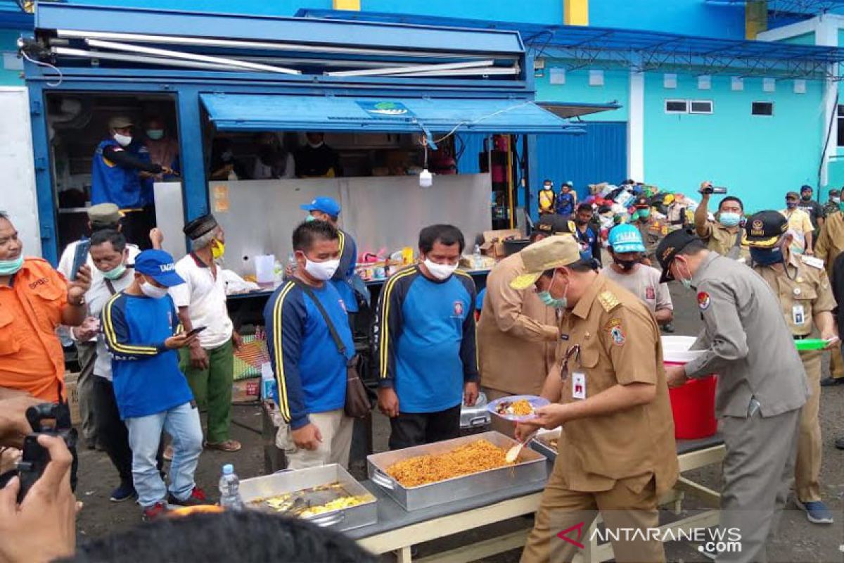 Gubernur Kalsel  makan di dapur umum Barito Utara