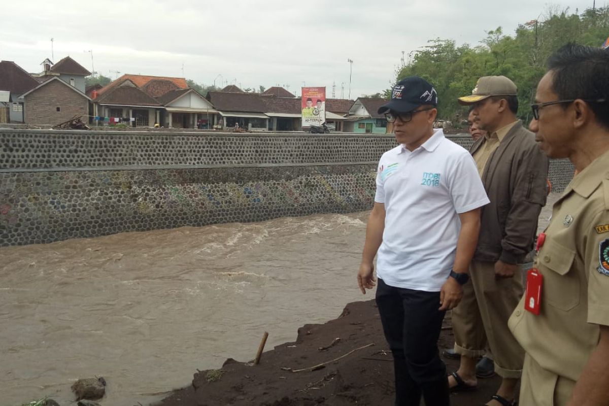 Antisipasi banjir, Pemkab Banyuwangi rutin lakukan pengerukan sungai