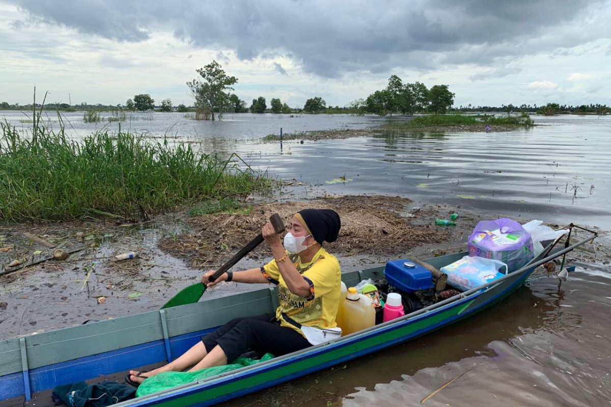 Rombongan Dispersip Kalsel terobos banjir bantu warga Desa Lok Buntar