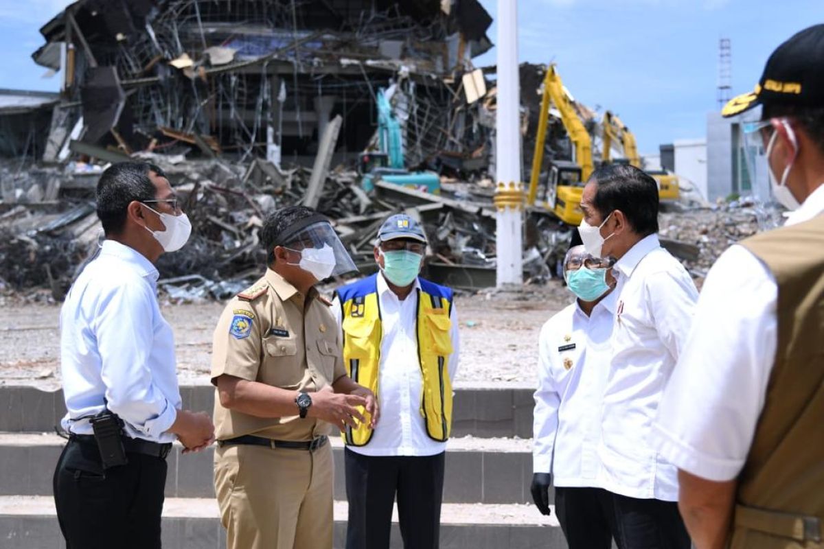 Presiden Jokowi tinjau kantor Gubernur Sulbar yang hancur akibat gempa