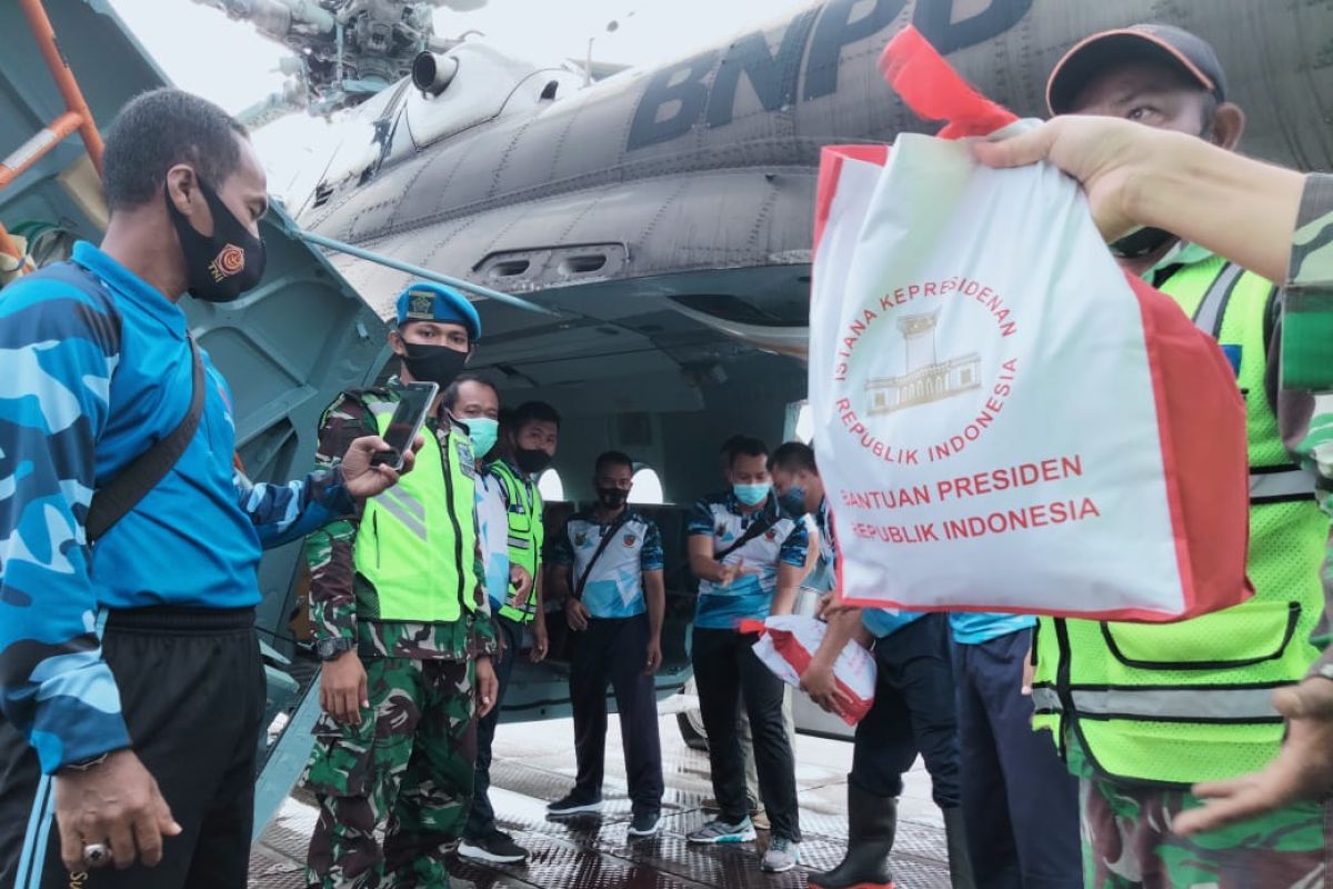 Bantuan presiden Jokowi untuk korban banjir disalurkan lewat jalur udara