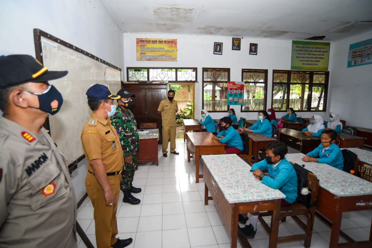 Banyuwangi uji coba pembelajaran tatap muka dengan pembatasan kapasitas siswa