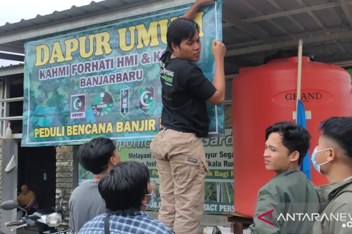 HMI dan Forhati Banjarbaru bantu korban banjir