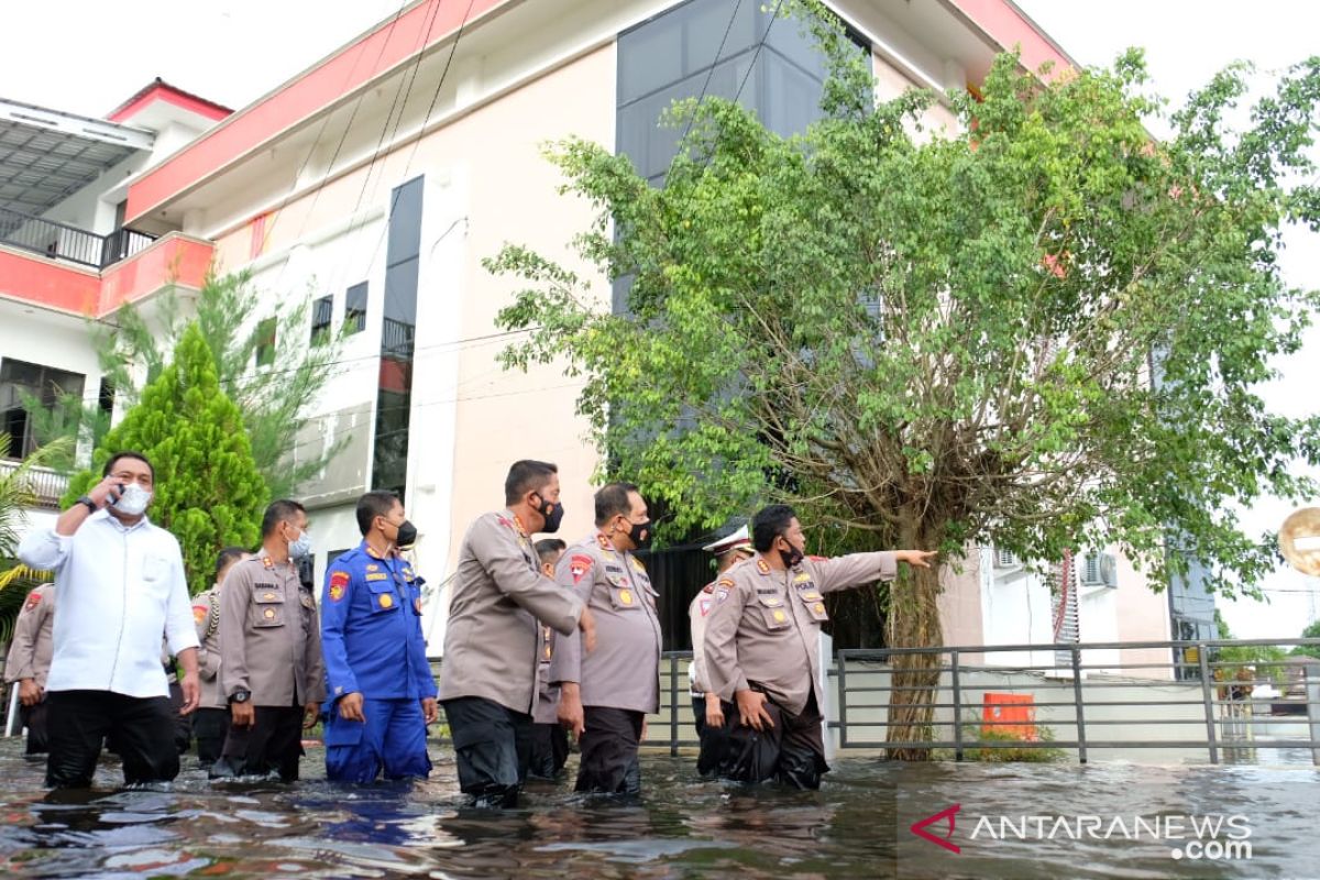 Hundreds of police families also affected by flood