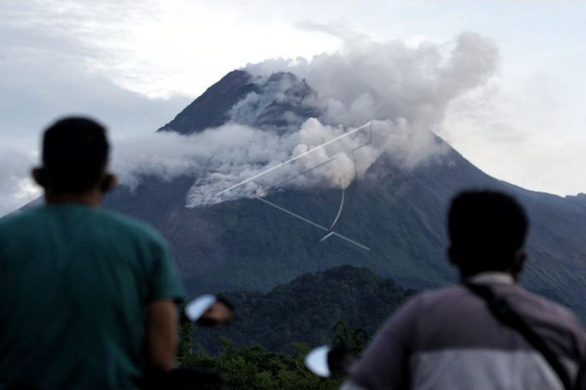 Gunung Merapi luncurkan awan panas guguran sejauh 1,8 kilometer