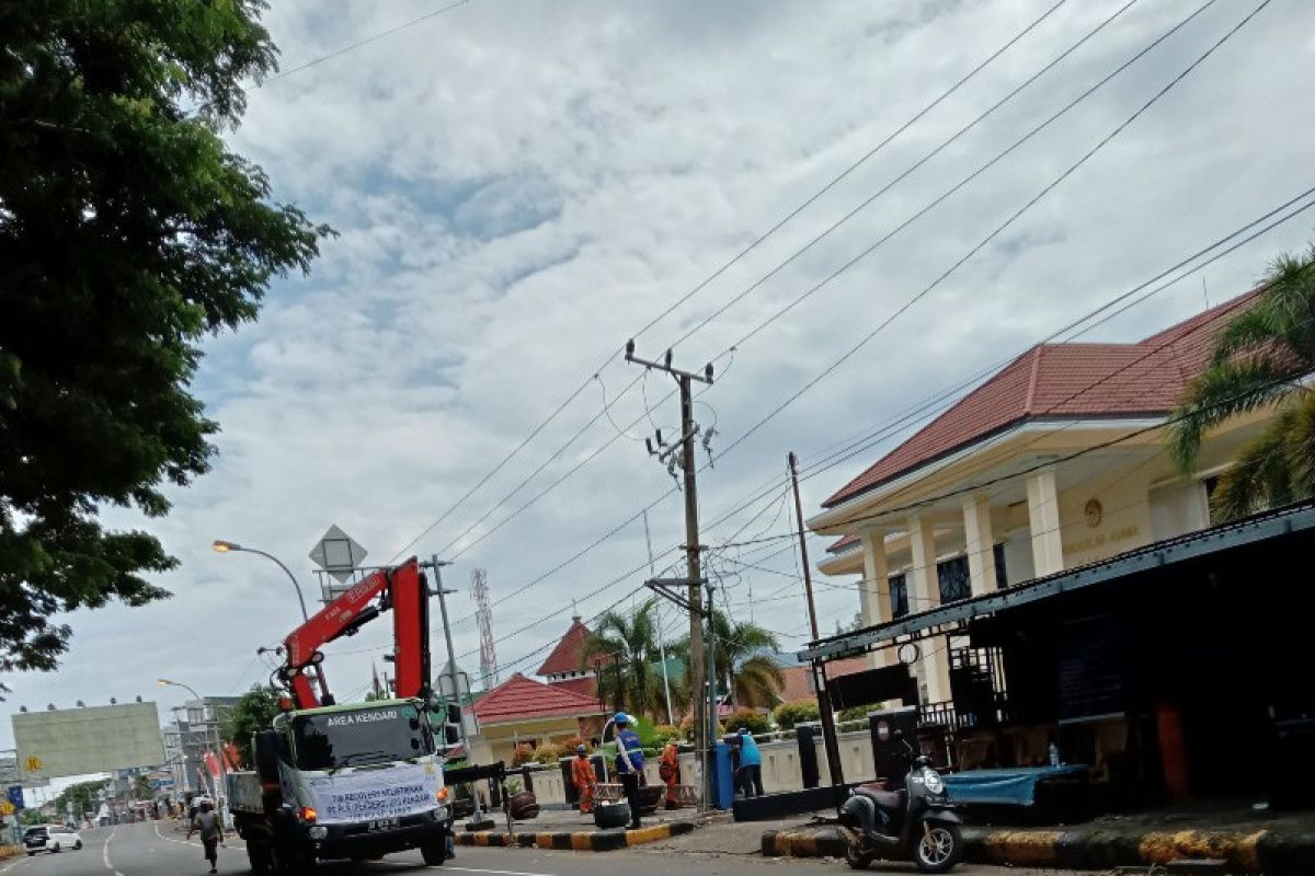 Separuh Kota Mamuju masih gelap gulita di malam hari