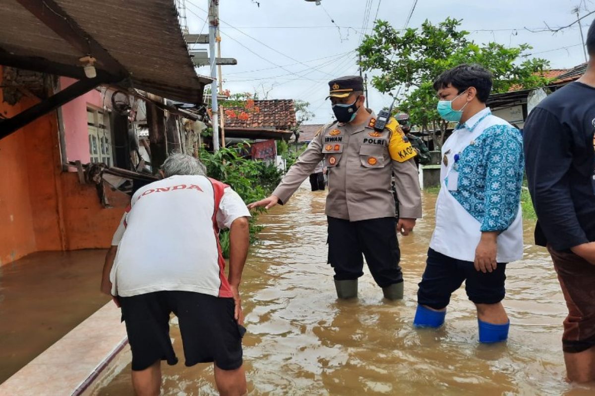 Kapolresta Pekalongan ingatkan pengungsi banjir tetap patuhi prokes