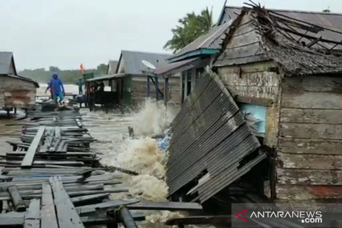 Akbat gelombang besar warga kampung nelayan Tanjabtim mengungsi