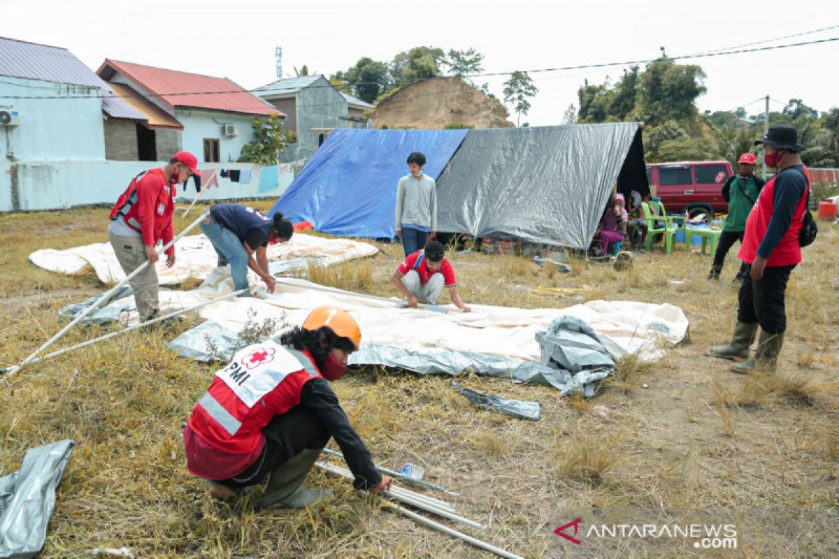 PMI dirikan tenda pengungsian untuk korban gempa Mamuju