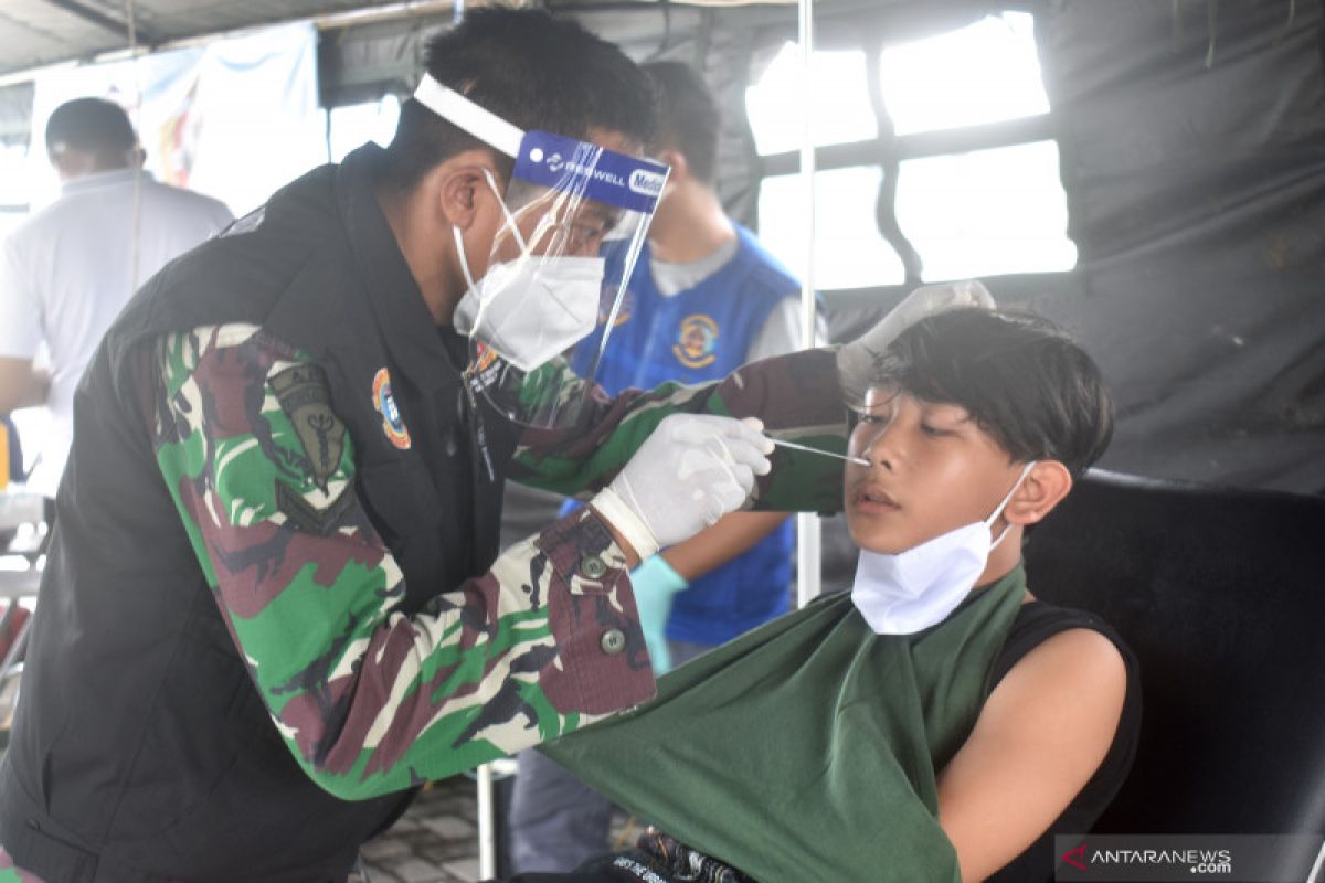 Tiga korban gempa Mamuju siap dioperasi di KRI dr Soeharso-990