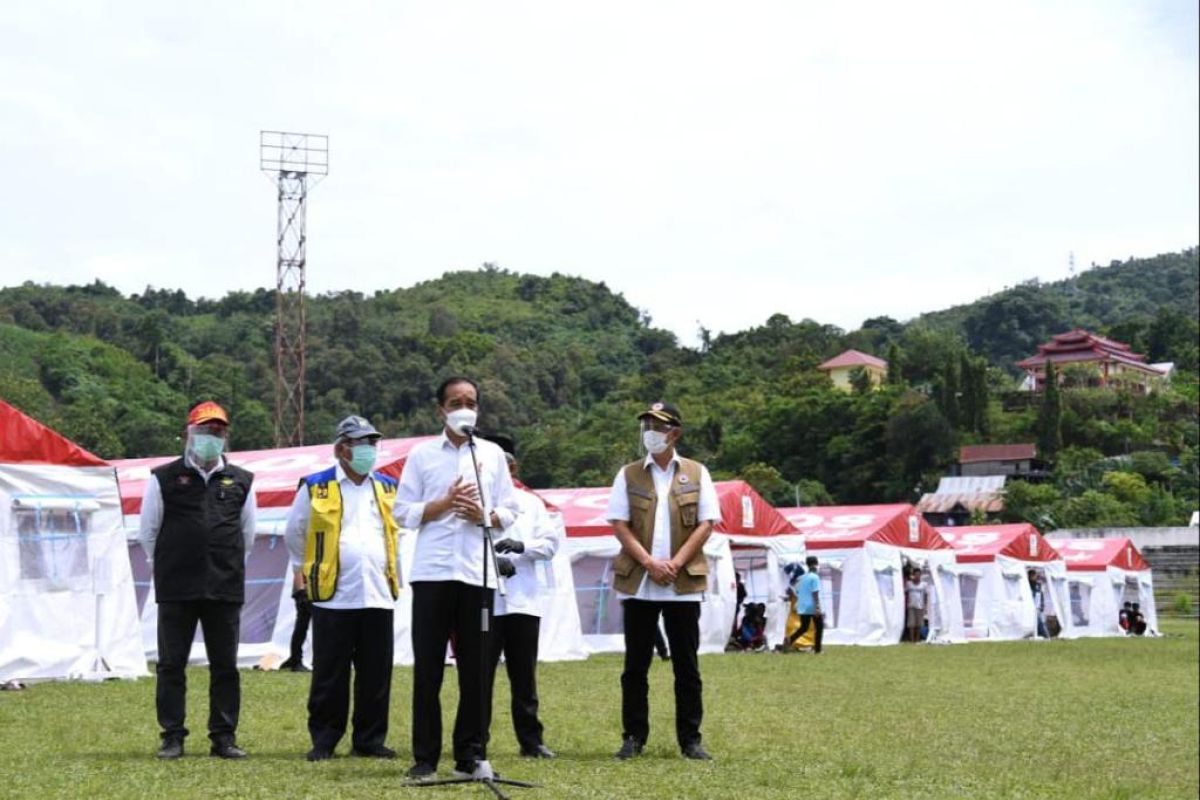 Presiden Jokowi kunjungi posko pengungsian korban gempa Mamuju