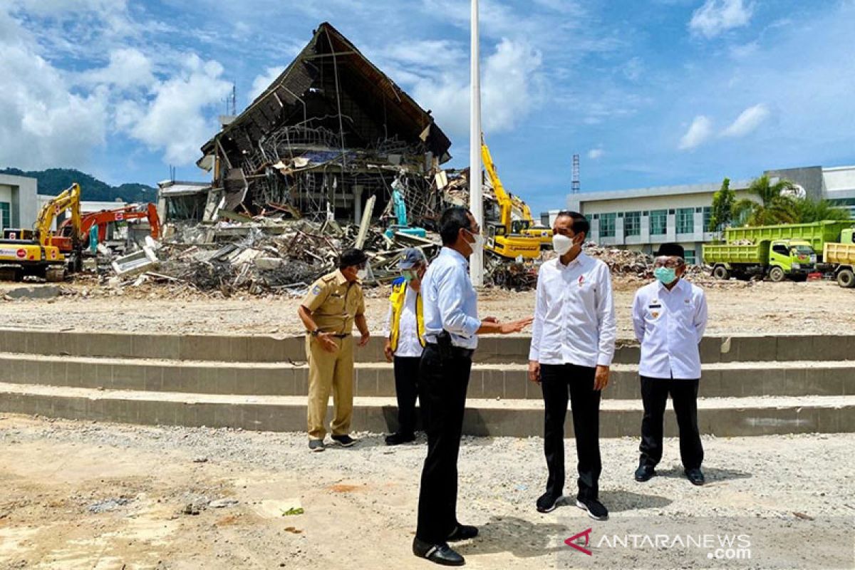 Kantor Gubernur Sulbar yang hancur akibat gempa ditinjau Presiden