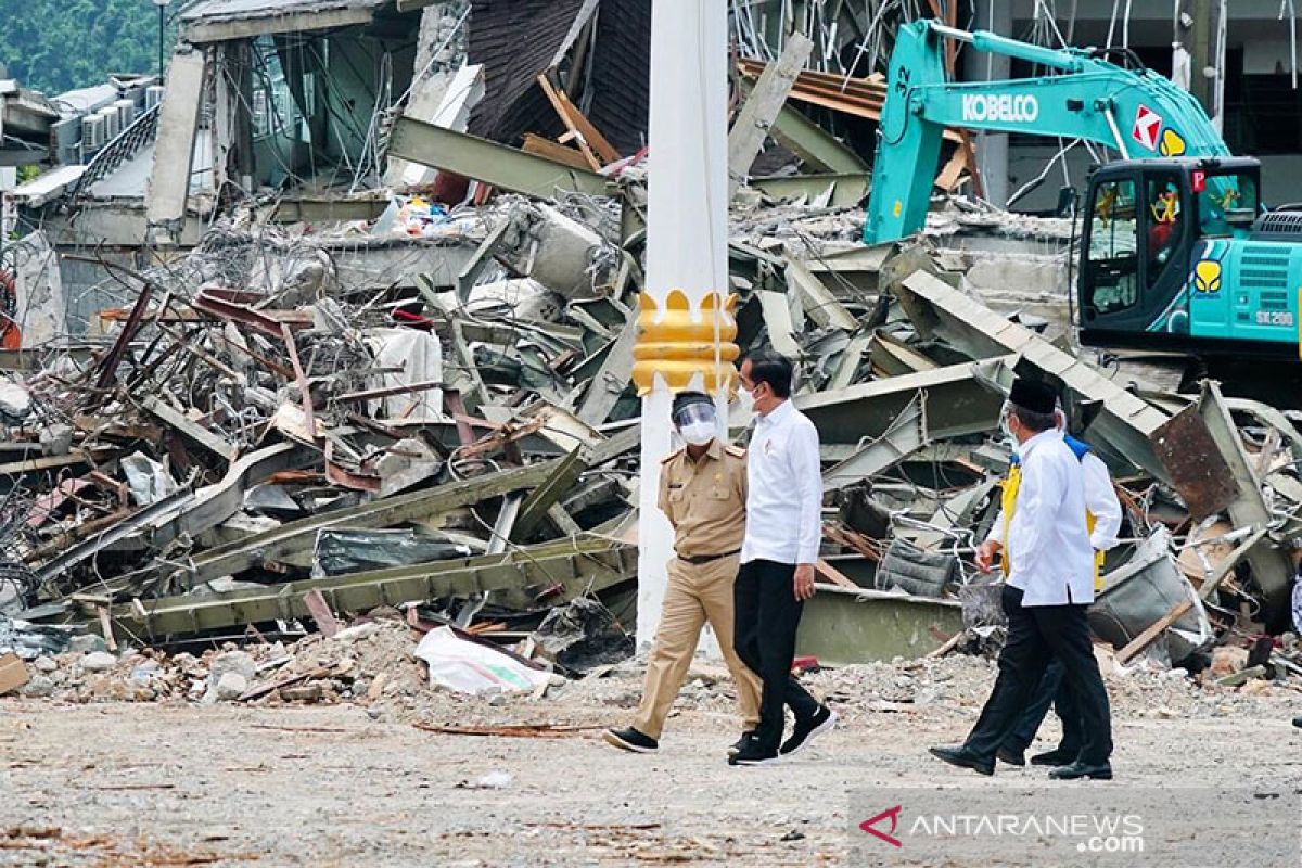 President observes quake-impacted West Sulawesi Governor's Office