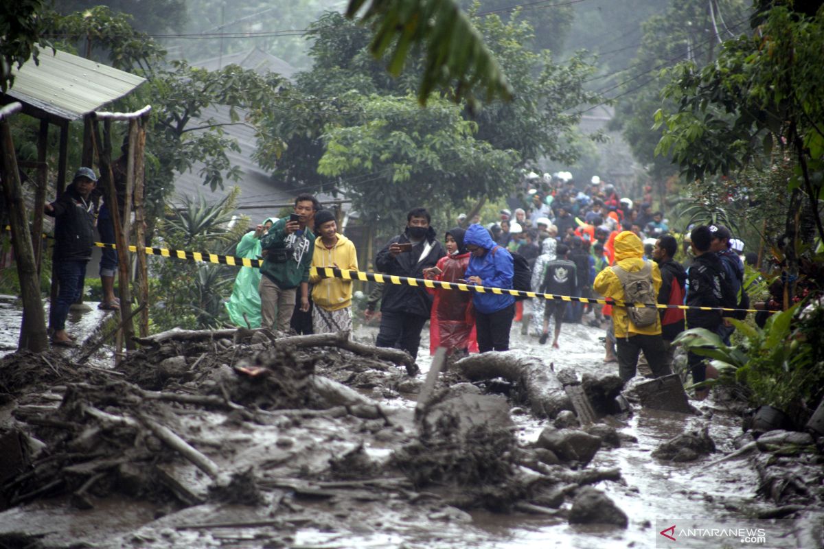 Berita menarik kemarin, banjir bandang di Puncak Bogor dan aktivitas Gunung Merapi