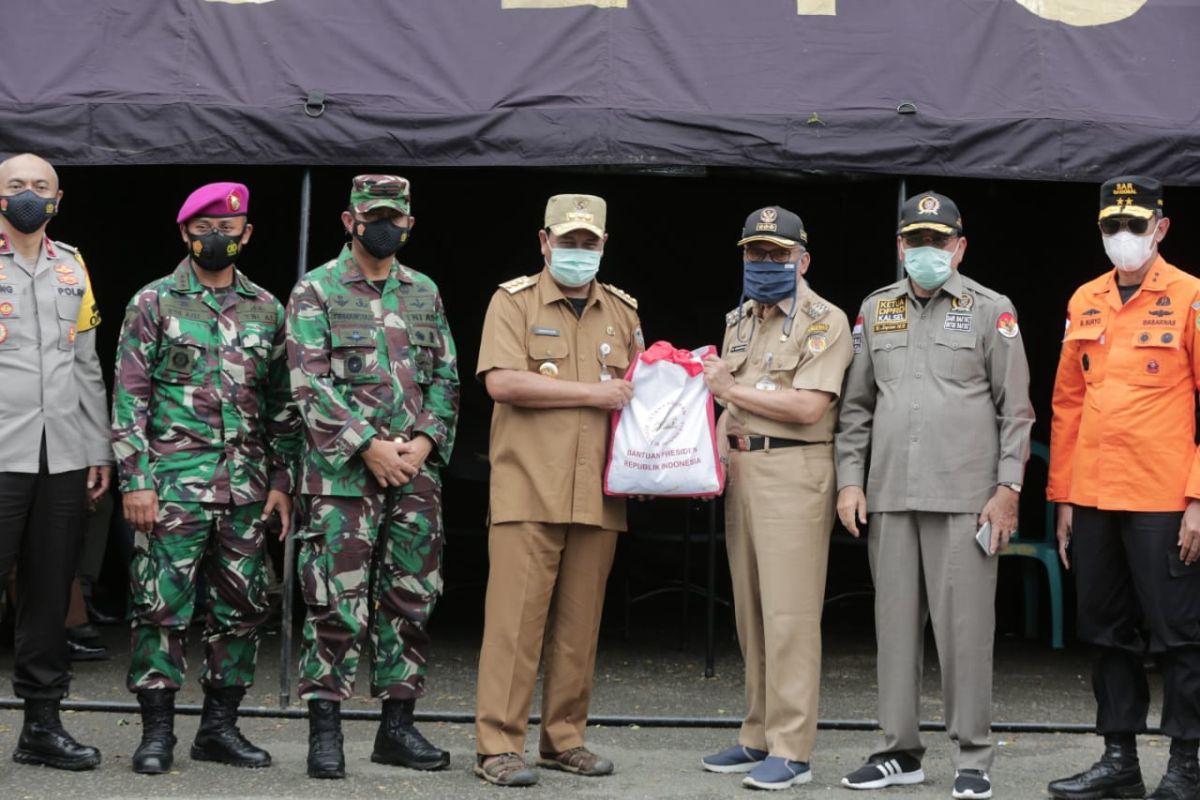 Forkopimda Kalsel antar logistik ke HST lewat udara