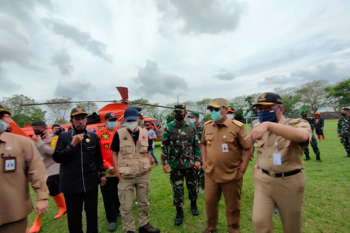 Marinir dan pasukan katak diterjunkan tangani pascabanjir HST