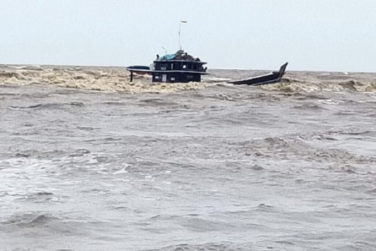 Kapal muatan sawit tenggelam dihantam ombak di perairan Tanjung Jabung Timur