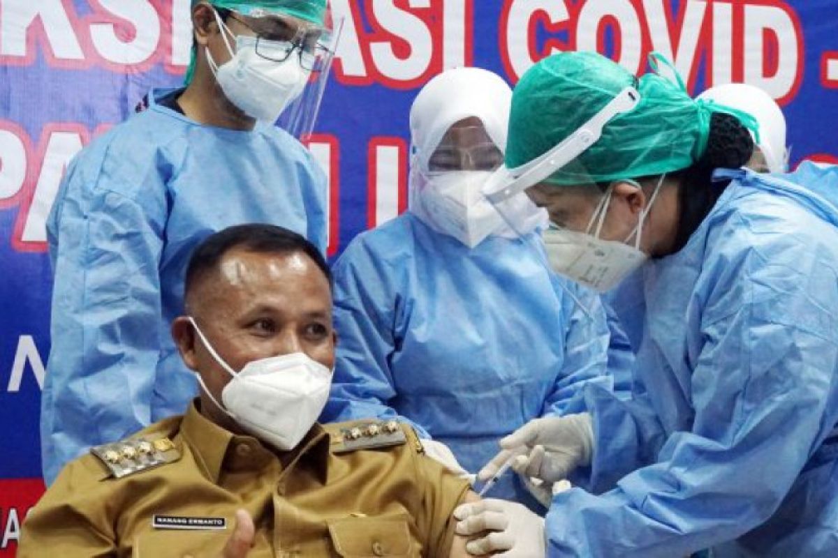 Bupati Lampung Selatan terima vaksin COVID-19 pertama