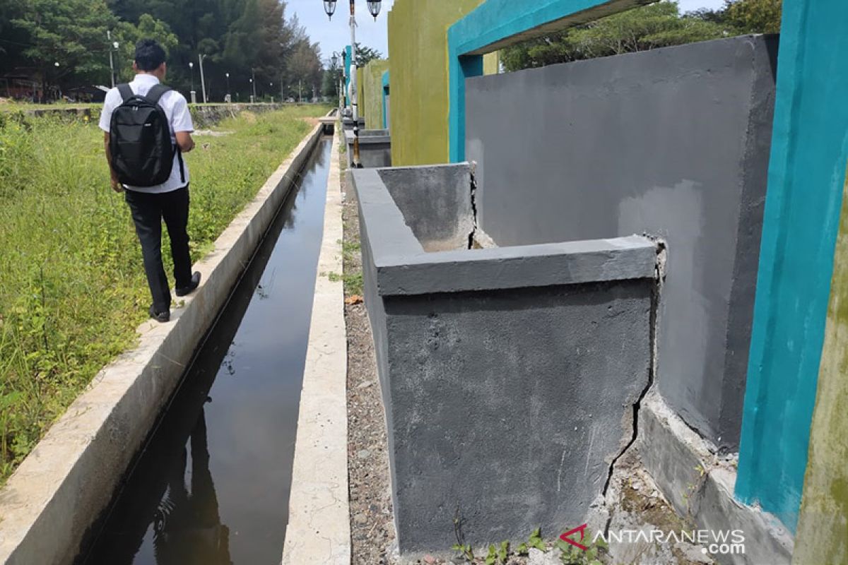 Belum setahun dibangun, pot bunga Taman Memorial Tsunami Calang retak