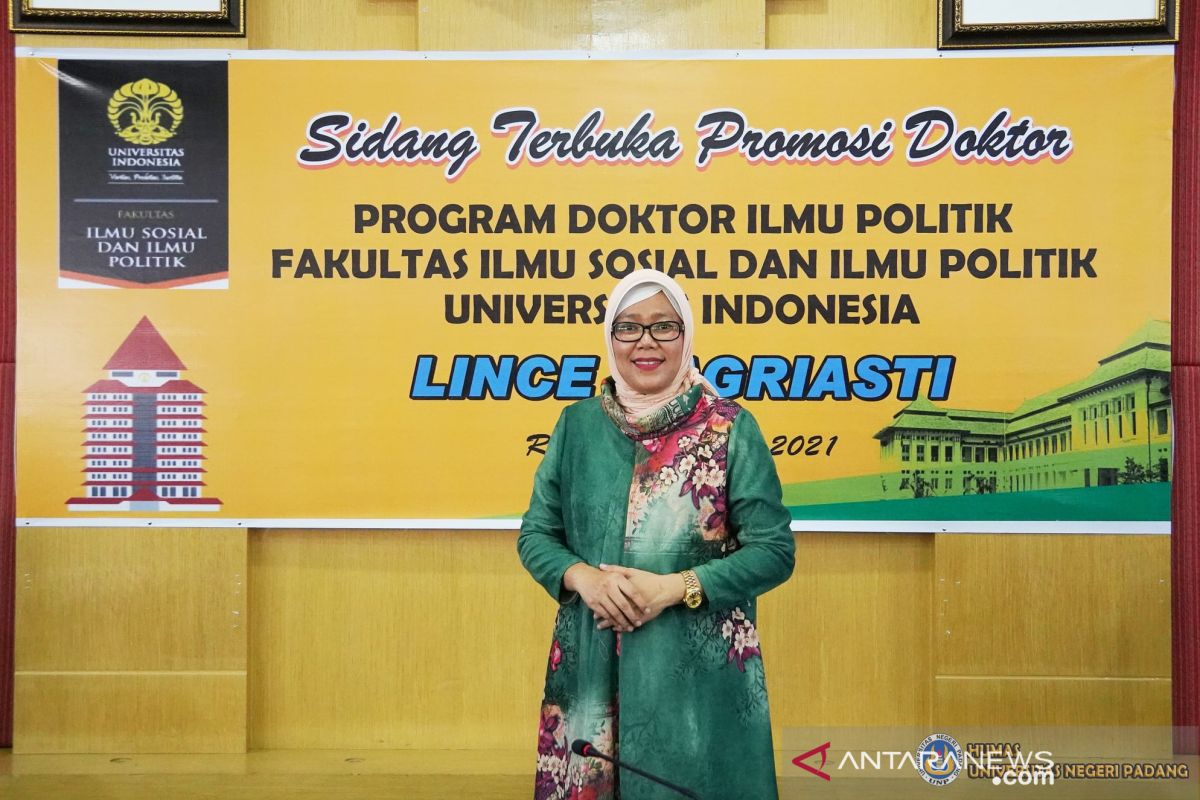 Dosen IAN FIS UNP lulus dengan predikat sangat memuaskan saat ikuti sidang terbuka promosi doktor