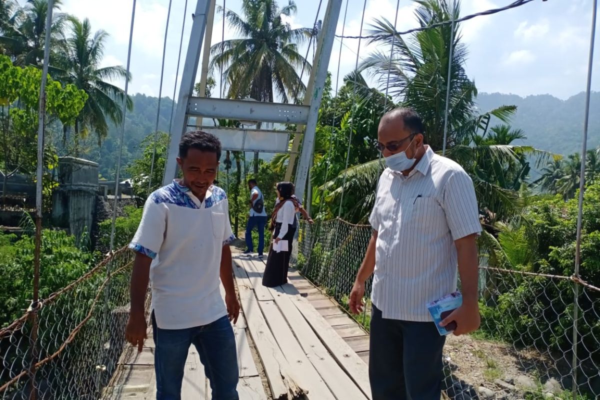 Warga Baringin, Padang berharap jembatan gantung segera diperbaiki