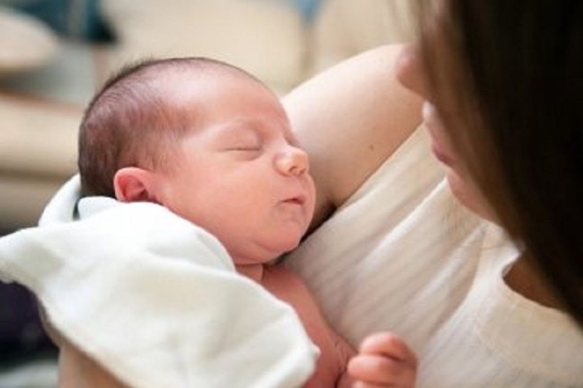 Tips menyusui kembali setelah ibu dan bayi terpisah karena COVID-19