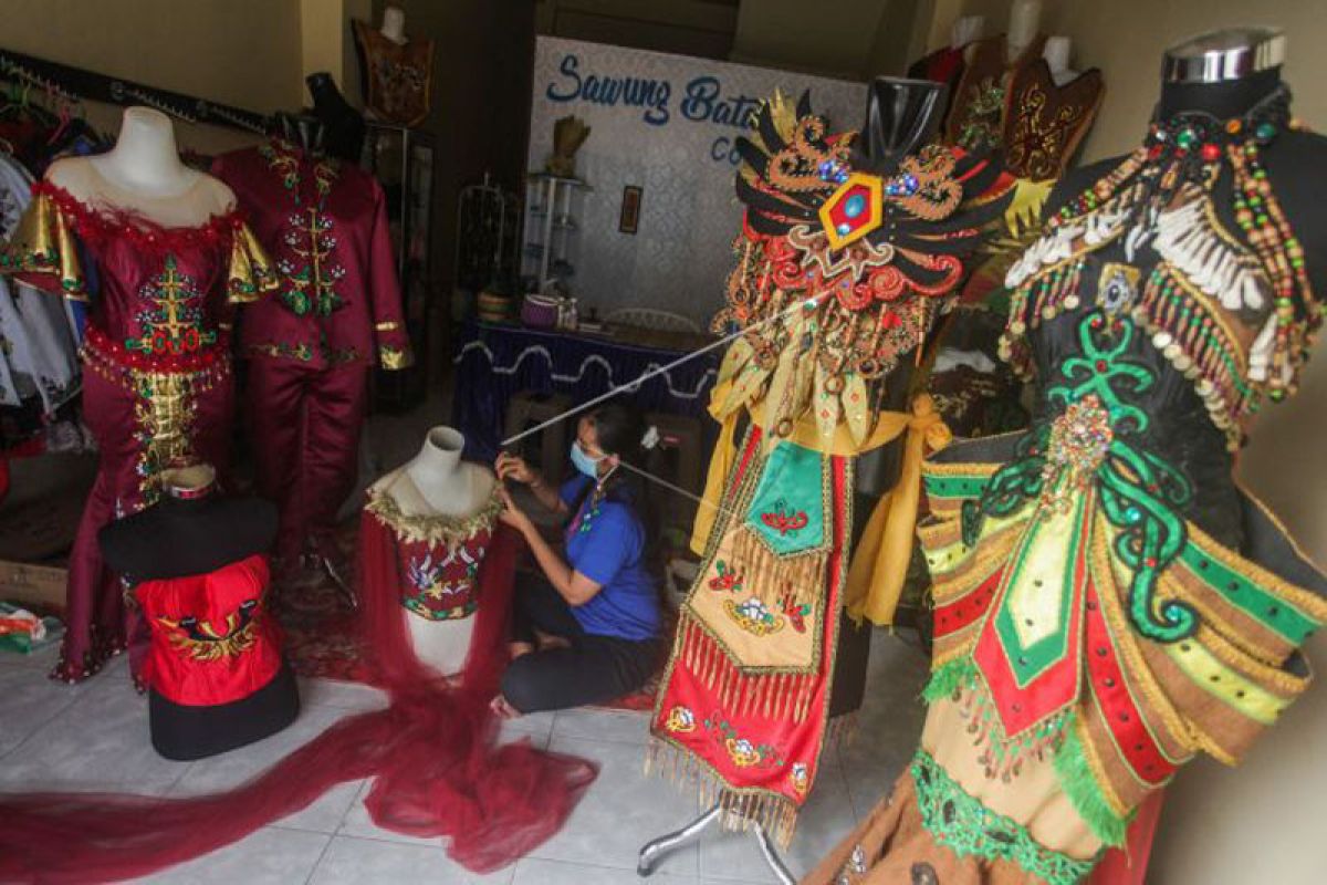 Bisnis Penyewaan Baju Adat Dayak Kalteng Mulai Bangkit