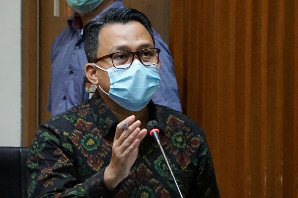 KPK cecar saksi aliran uang suap bansos ke PPK Kemensos Matheus Joko