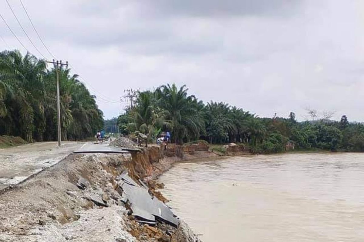 Badan Jalan provinsi di Langkat terancam putus