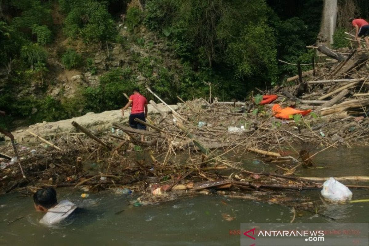 BPBD singkirkan sampah dari Sungai Ogan antisipasi banjir