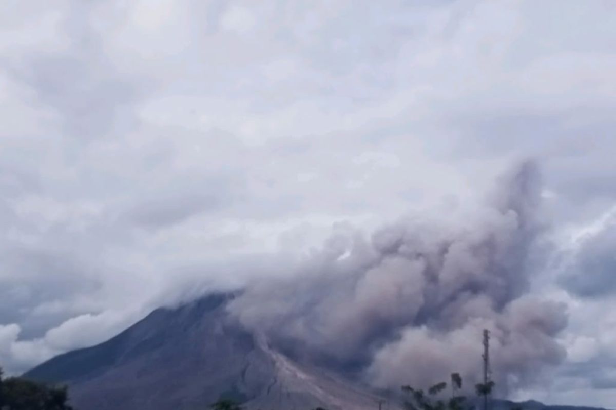 Gunung Sinabung di Karo Sumut erupsi tinggi kolom abu tidak teramati