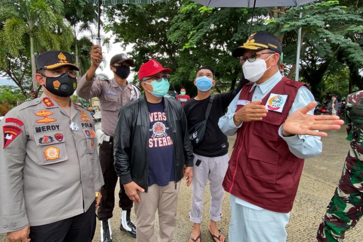 Satu keluarga pengungsi gempa Sulbar diisolasi di Wisata COVID-19