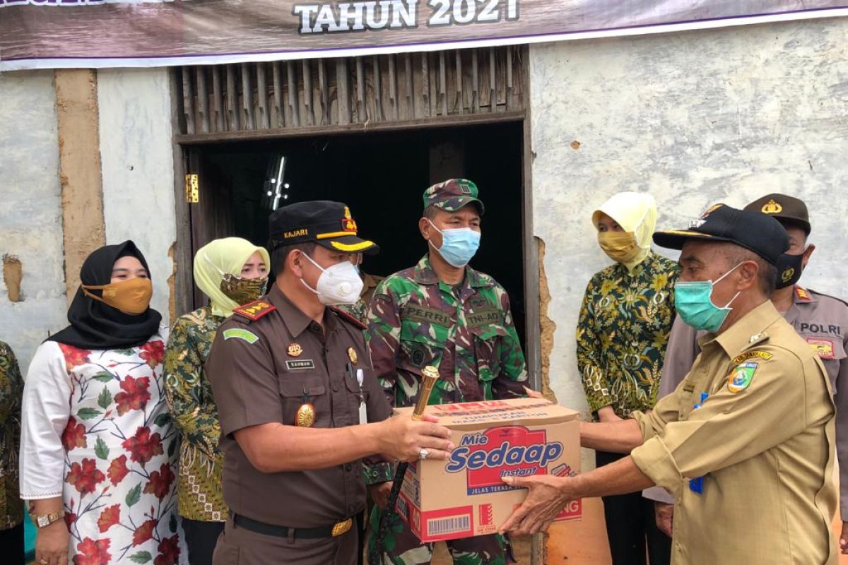 Kejari Tanah Laut bantu warga Kurau dan Bumi Makmur terdampak banjir