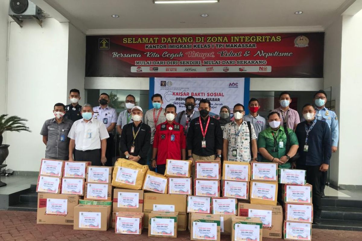 Kantor imigrasi Makassar dan Parepare salurkan bantuan untuk korban gempa Sulbar