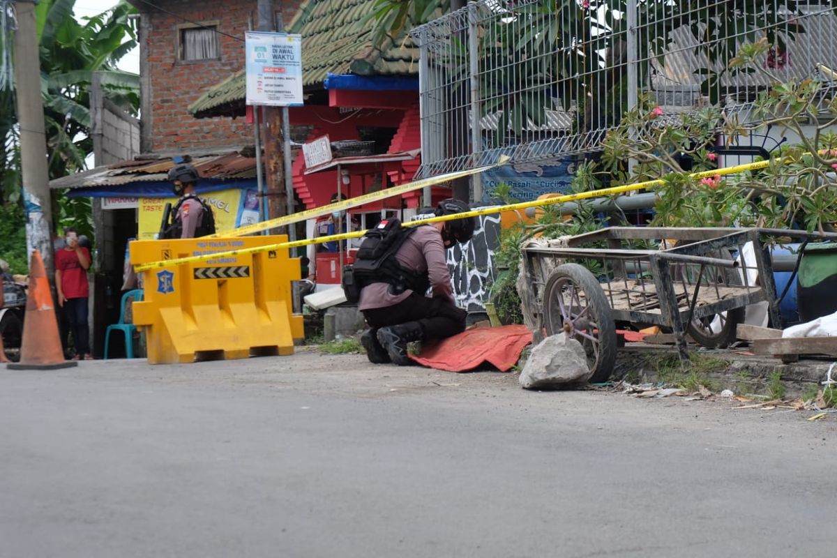 Gegana Polda Jatim amankan temuan granat nanas dan peluru di gorong-gorong