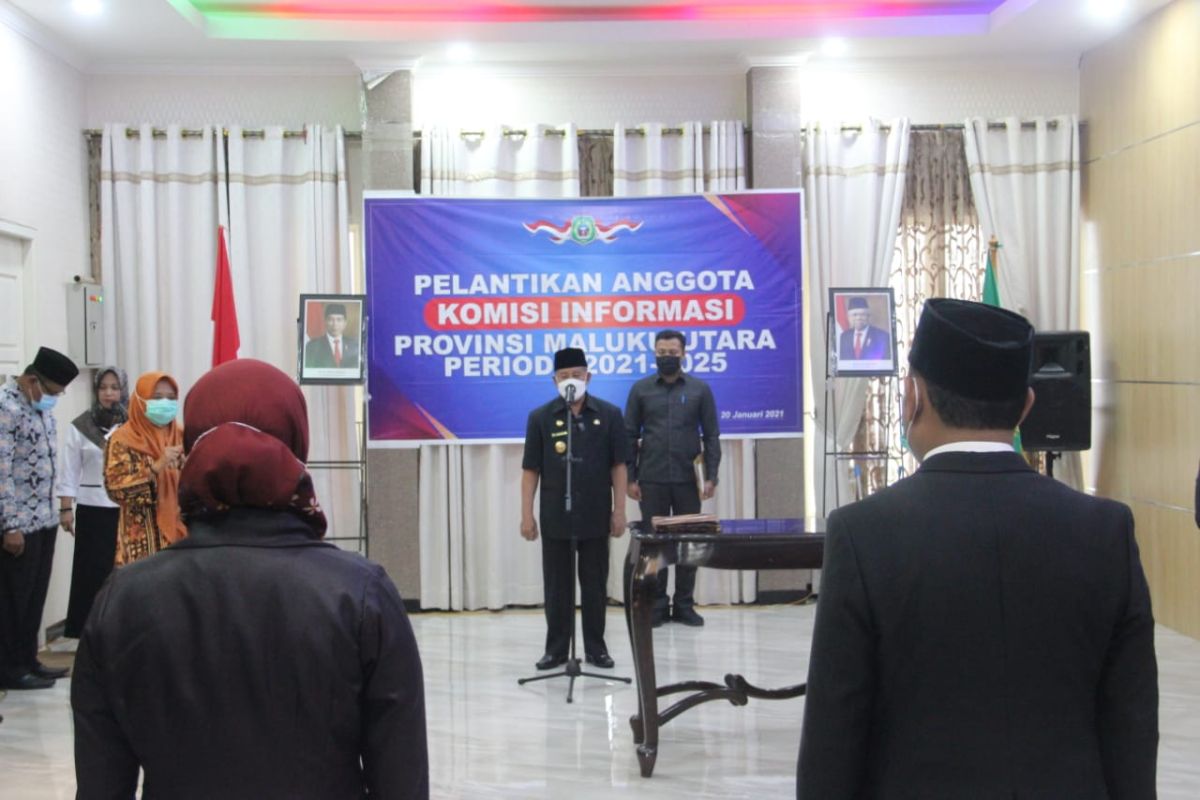 Gubernur Abdul Gani lantik anggota Komisi Informasi Malut