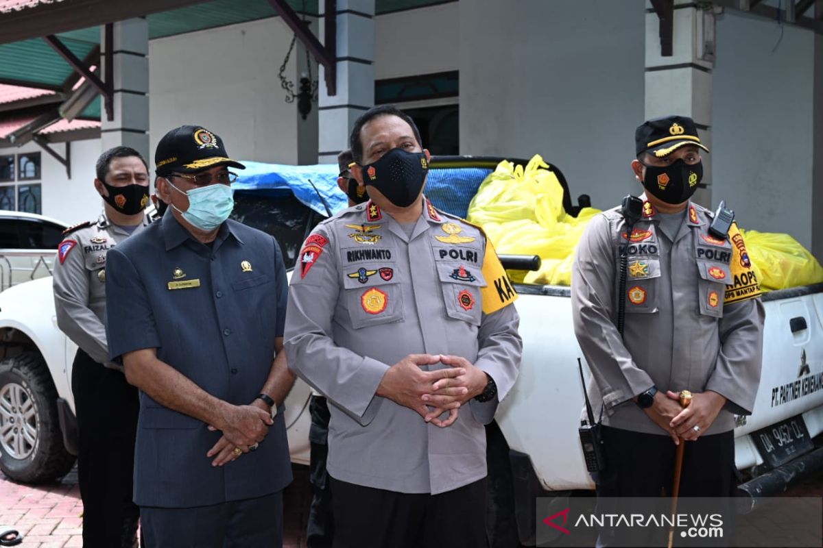 Kapolda Kalsel lepas pendistribusian sembako untuk korban banjir di Kabupaten Banjar