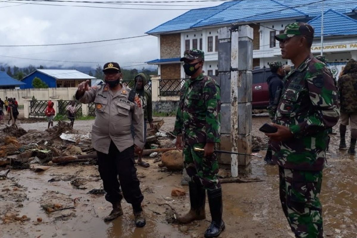 Banjir bandang melanda kampung Uwibutu, Distrik Paniai Timur