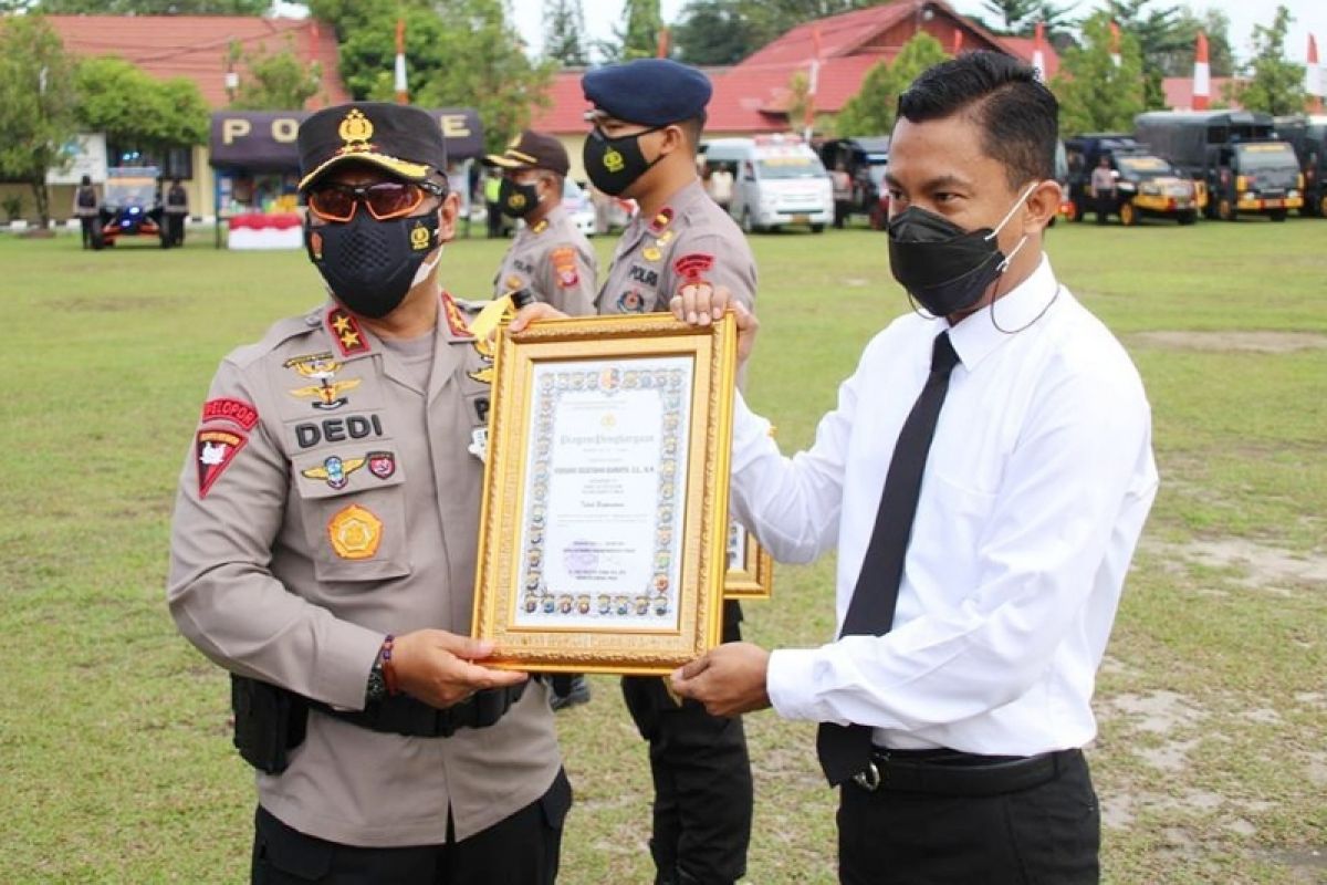 Dua polisi Bartim terima penghargaan