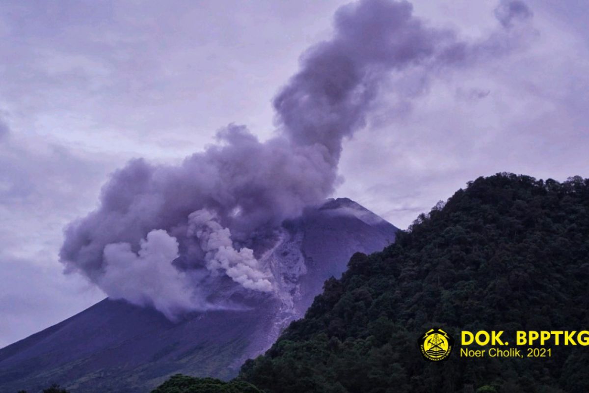 Gunung Merapi mengeluarkan tiga kali awan panas sejauh 700-1.200 meter
