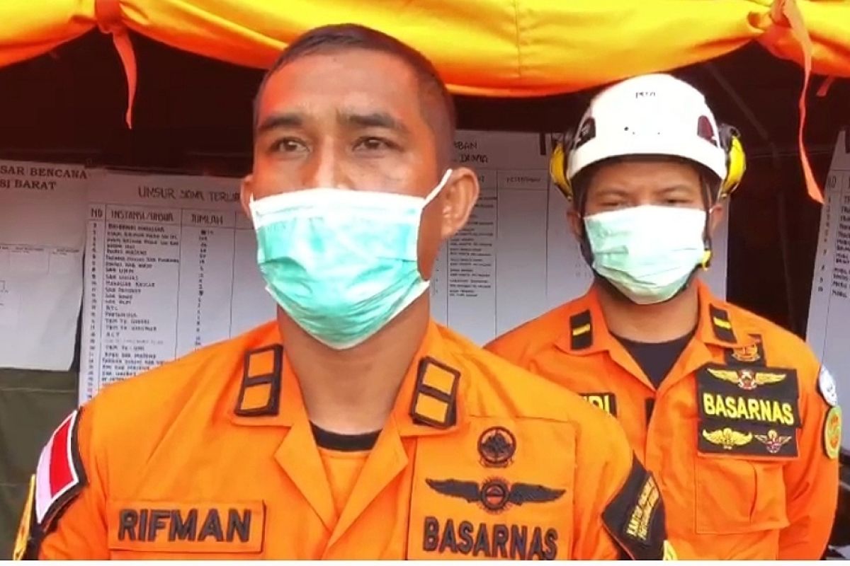 Tim SAR bersiap evakuasi satu keluarga yang terdampak longsor di Majene Sulbar