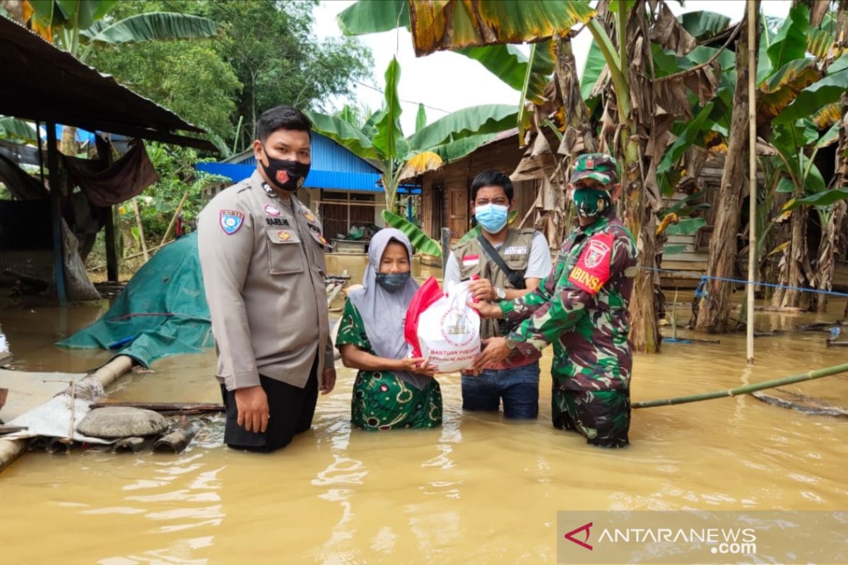 TNI-Polri distribusikan seribu paket bantuan Presiden RI kepada warga HST