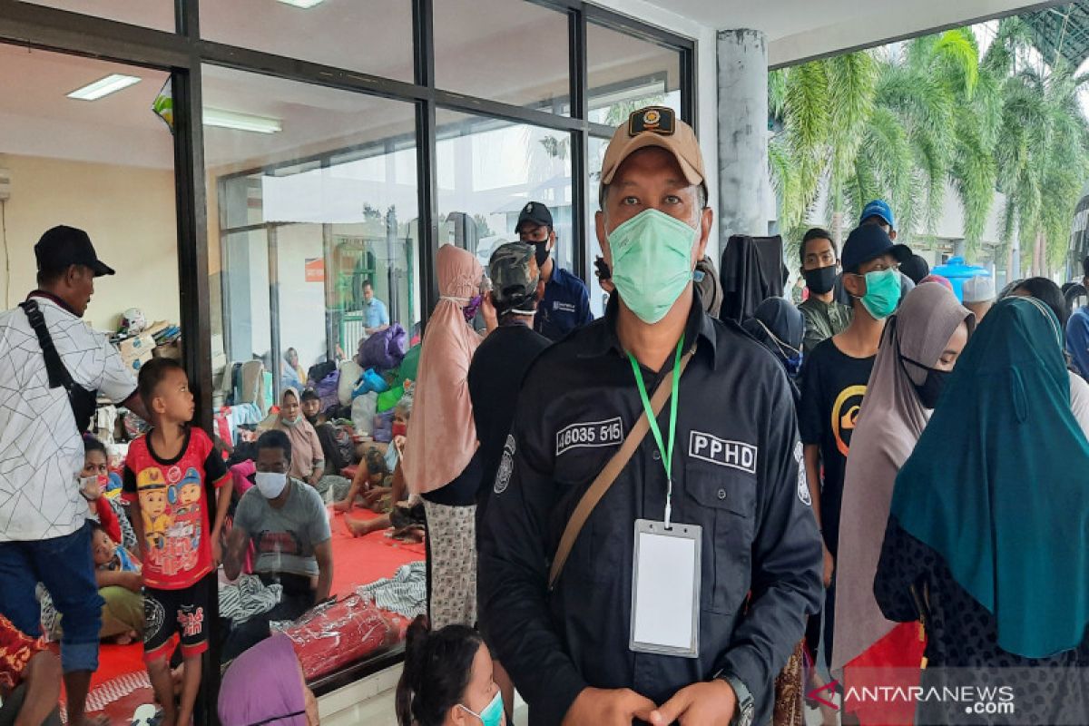 Bantuan mengalir di posko pengungsian Stadion Demang Lehman