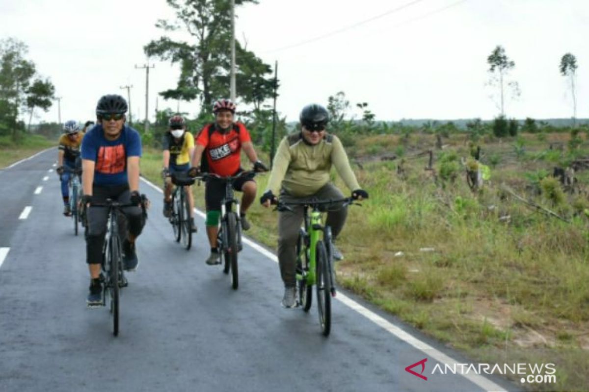 Gubernur Babel gowes 35km sosialisasikan vaksin COVID-19