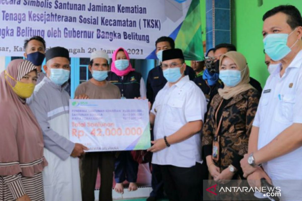 Gubernur Babel serahkan santunan kematian anggota TKSK Lubuk Besar