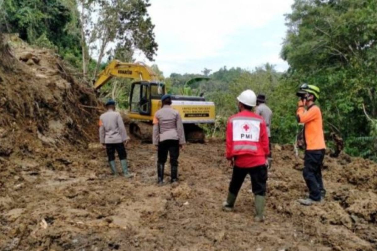 Longsor kembali jalur trans Sulawesi Majene-Mamuju putus